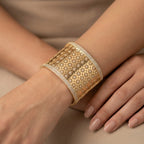 Manchette large ajourée en or rose 18k sertie de pierres - bijou porté par une mannequin