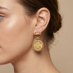 Boucles d'oreilles pendantes louis en or jaune 18k - bijou porté par une mannequin