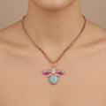 Collier maille corde en or rose 18k pendentif abeille émaillée rose et bleue sertie - bijou porté par une mannequin