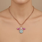 Collier maille corde en or rose 18k pendentif abeille émaillée rose et bleue sertie - bijou porté par une mannequin