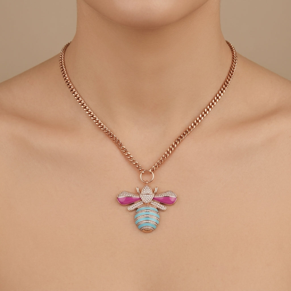 Collier maille corde en or rose 18k pendentif abeille émaillée rose et bleue sertie - bijou porté par une mannequin