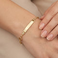 Bracelet chaîne en or jaune 18k plaque à graver - bijou porté par une mannequin