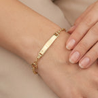 Bracelet chaîne en or jaune 18k plaque à graver - bijou porté par une mannequin