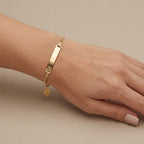 Bracelet chaîne en or jaune 18k plaque à graver - bijou porté par une mannequin