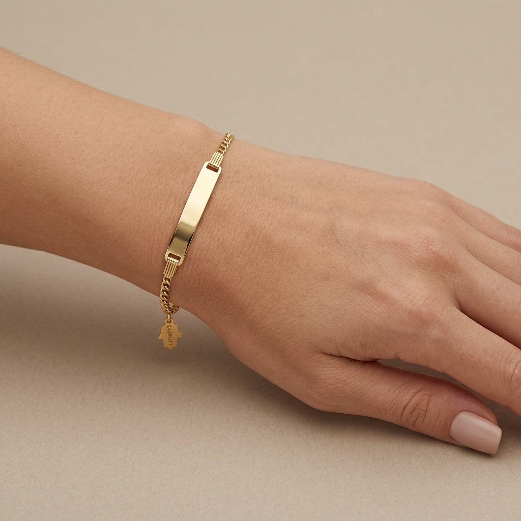 Bracelet chaîne en or jaune 18k plaque à graver - bijou porté par une mannequin
