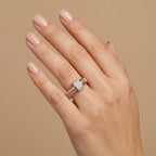 Bague en or rose 18k chaton carré pavé, anneau strié - bijou porté par une mannequin