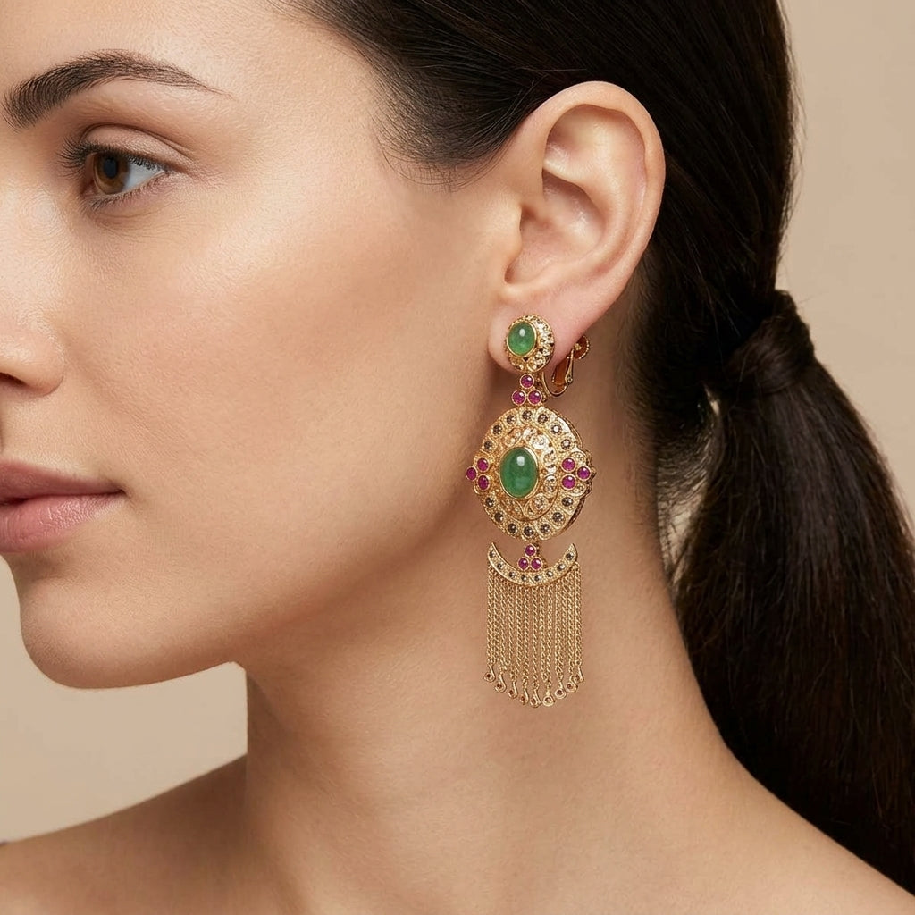 Boucles d'oreilles pendantes beldi rosaces en or rose 18k serties de pierres rouges et vertes, franges - bijou porté par une mannequin