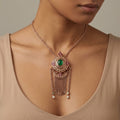 Collier sautoir beldi en or rose 18k rosace sertie de pierres rouges et vertes, franges - bijou porté par une mannequin