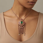 Collier sautoir beldi en or rose 18k rosace sertie de pierres rouges et vertes, franges - bijou porté par une mannequin