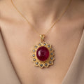 Pendentif rosace beldi en or jaune 18k pierre rouge cabochon, entourage serti - bijou porté par une mannequin