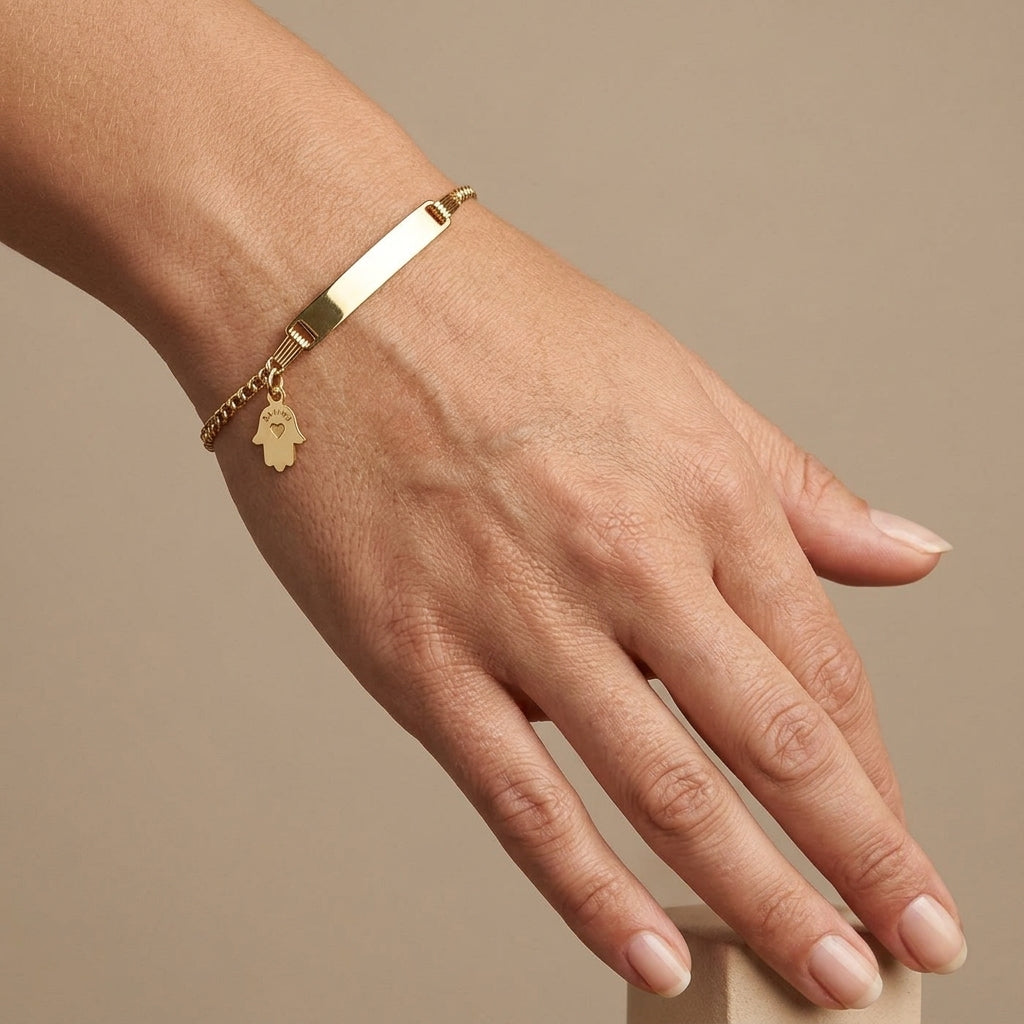 Bracelet chaîne en or jaune 18k plaque à graver - bijou porté par une mannequin