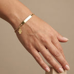 Bracelet chaîne en or jaune 18k plaque à graver - bijou porté par une mannequin
