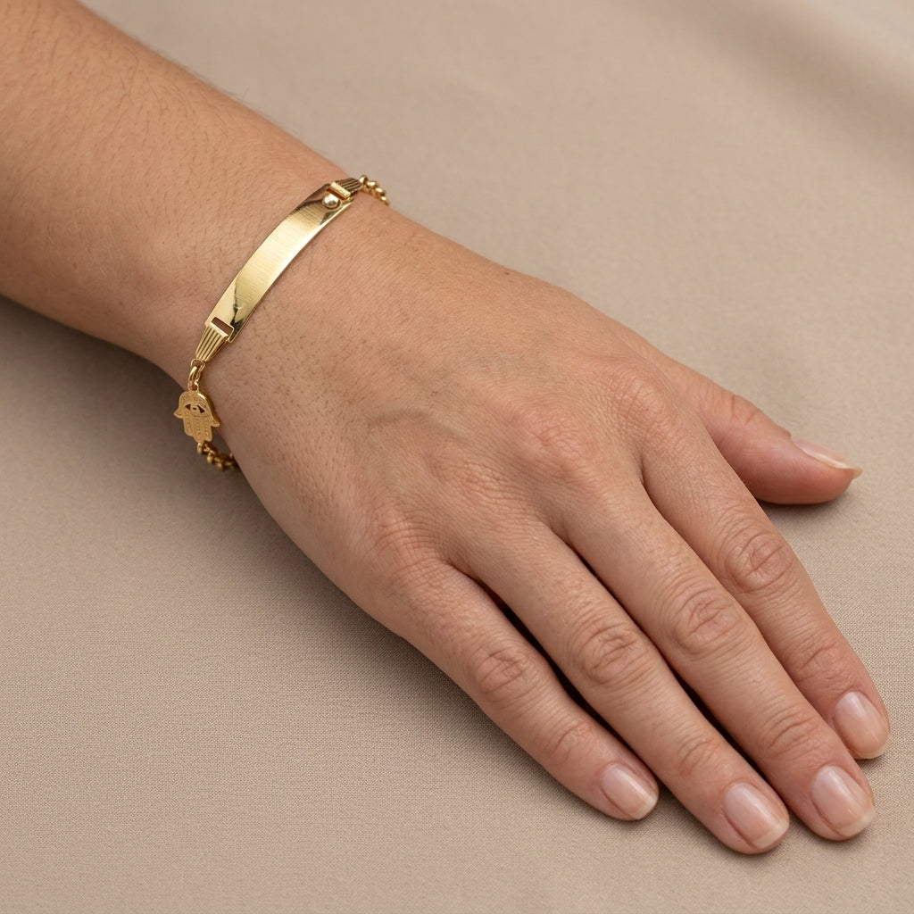 Bracelet chaîne en or jaune 18k plaque à graver - bijou porté par une mannequin