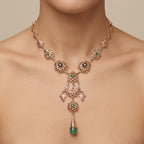 Collier beldi rosaces ajourées en or rose 18k serti de pierres vertes, goutte verte - bijou porté par une mannequin
