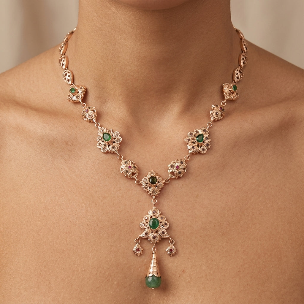 Collier beldi maillons ajourés en or rose 18k rosaces serties, goutte verte - bijou porté par une mannequin