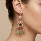 Boucles d'oreilles pendantes beldi rosaces en or rose 18k serties, gouttes vertes - bijou porté par une mannequin