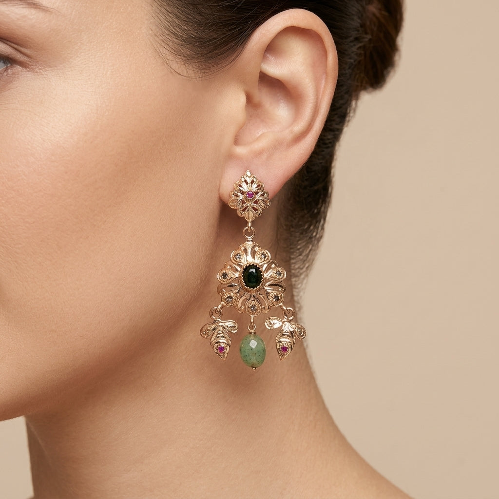 Boucles d'oreilles pendantes beldi rosaces en or rose 18k serties, gouttes vertes - bijou porté par une mannequin