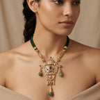 Collier majdoul beldi cordon vert en or rose 18k pendentif serti, gouttes vertes - bijou porté par une mannequin