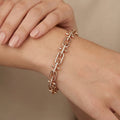 Bracelet maillons en or rose 18k serti de pierres - bijou porté par une mannequin
