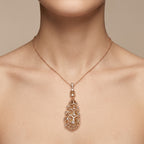Pendentif goutte ajourée en or rose 18k sertie de pierres - bijou porté par une mannequin