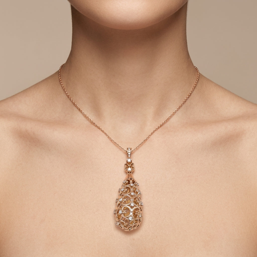 Pendentif goutte ajourée en or rose 18k sertie de pierres - bijou porté par une mannequin