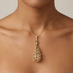 Pendentif goutte ajourée en or jaune 18k sertie de pierres - bijou porté par une mannequin