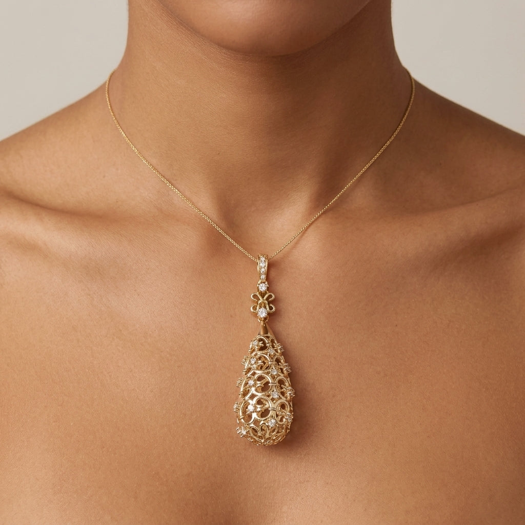 Pendentif goutte ajourée en or jaune 18k sertie de pierres - bijou porté par une mannequin