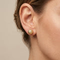 Boucles d'oreilles puces boules diamantées en or jaune 18k - bijou porté par une mannequin