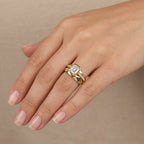 Bague solitaire en or jaune 18k anneau serti de pierres - bijou porté par une mannequin