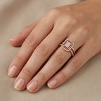 Bague en or rose 18k chaton rectangulaire pavé, double anneau - bijou porté par une mannequin