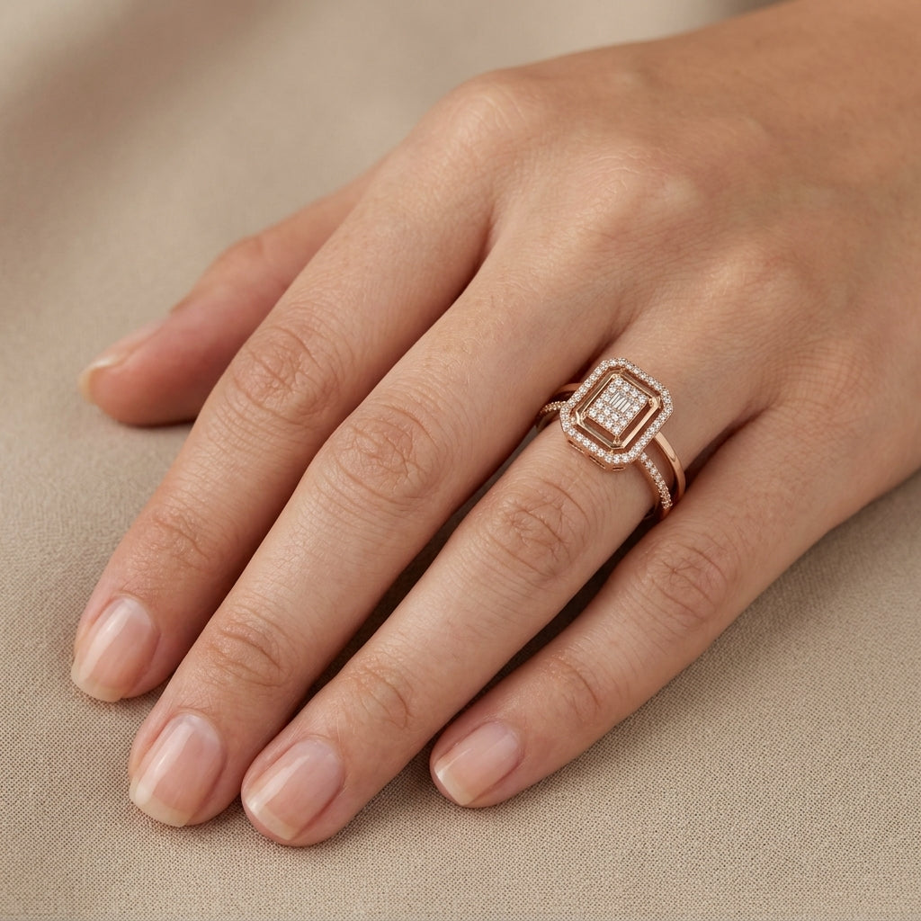 Bague en or rose 18k chaton rectangulaire pavé, double anneau - bijou porté par une mannequin
