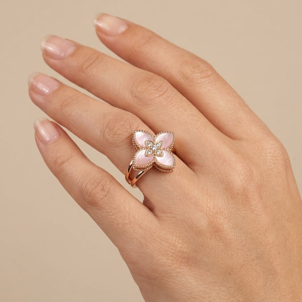Bague fleur en nacre rose en or rose 18k sertie, double anneau - bijou porté par une mannequin