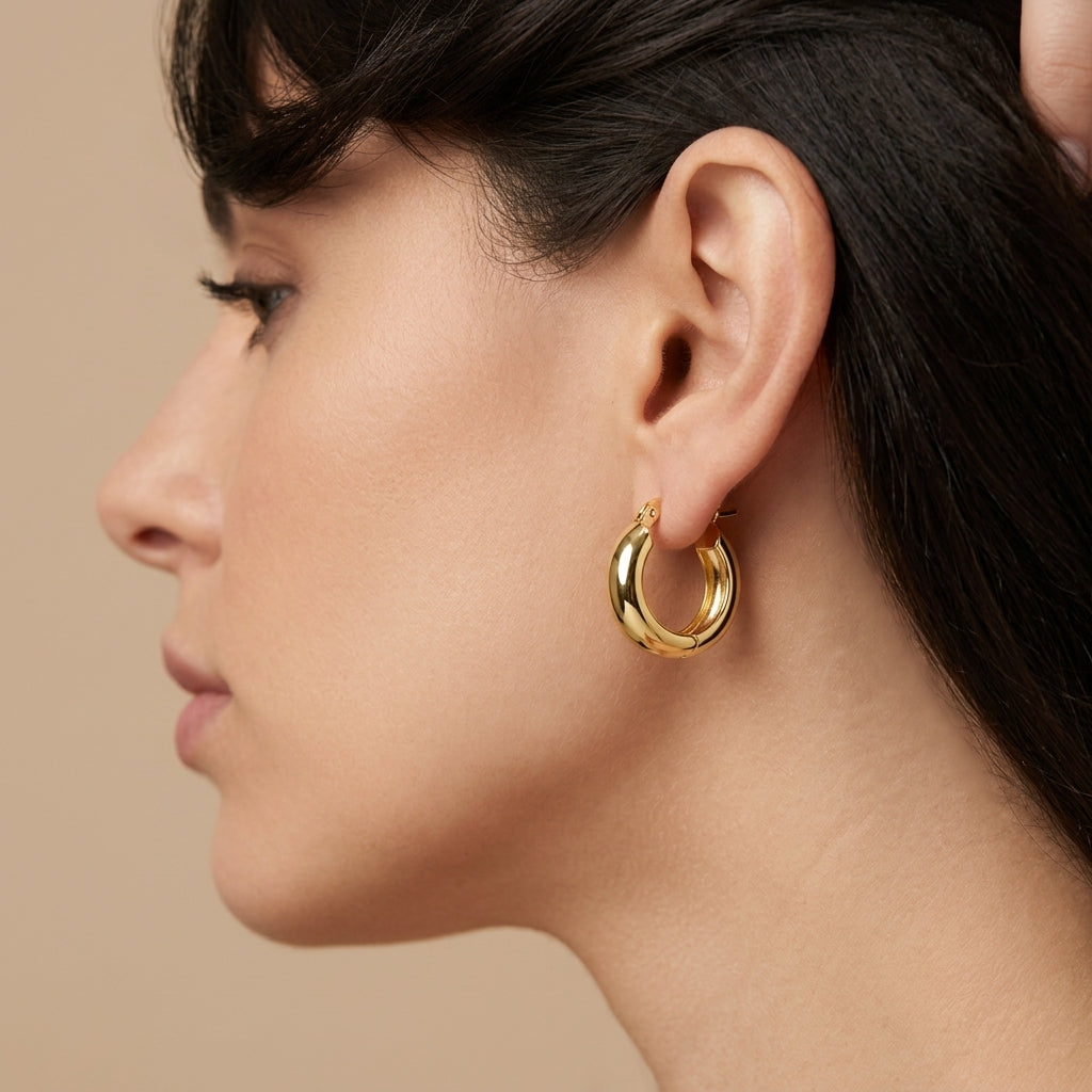 Boucles d'oreilles mini créoles bombées en or jaune 18k - bijou porté par une mannequin