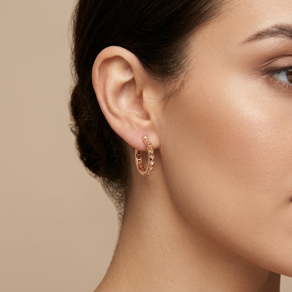 Boucles d'oreilles mini créoles en or rose 18k serties de pierres - bijou porté par une mannequin