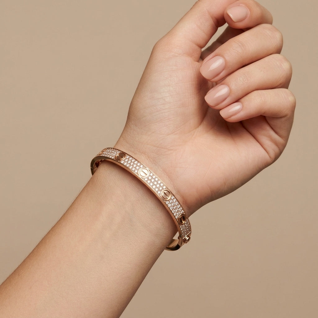 Bracelet jonc vis en or rose 18k pavé de pierres - bijou porté par une mannequin