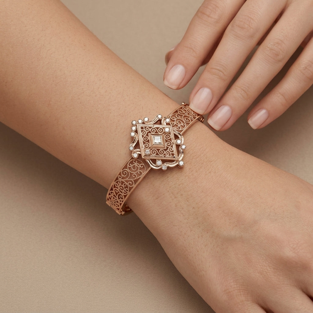 Bracelet manchette beldi ajourée en or rose 18k losange serti de pierres - bijou porté par une mannequin