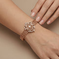 Bracelet manchette beldi ajourée en or rose 18k losange serti de pierres - bijou porté par une mannequin