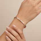 Bracelet jonc en or rose 18k hexagones sertis de pierres - bijou porté par une mannequin