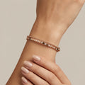 Bracelet jonc en or rose 18k pastilles rondes serties de pierres - bijou porté par une mannequin