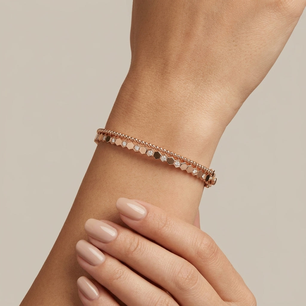 Bracelet jonc en or rose 18k pastilles rondes serties de pierres - bijou porté par une mannequin