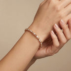 Bracelet jonc en or rose 18k pastilles serties de pierres - bijou porté par une mannequin