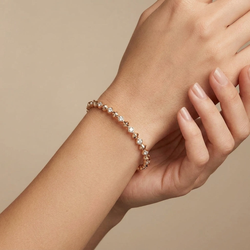 Bracelet jonc en or rose 18k pastilles serties de pierres - bijou porté par une mannequin