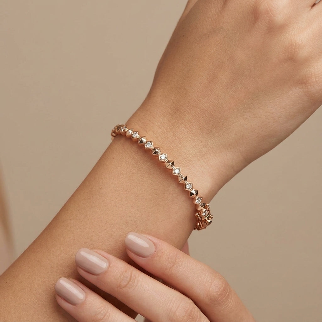 Bracelet jonc en or rose 18k pastilles serties de pierres - bijou porté par une mannequin