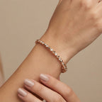 Bracelet jonc en or rose 18k pastilles serties de pierres - bijou porté par une mannequin