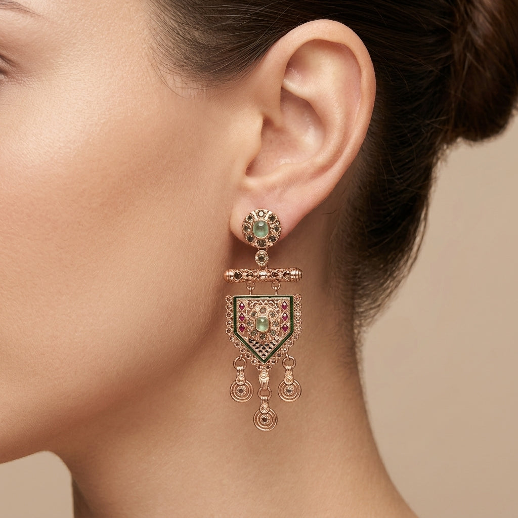 Boucles d'oreilles pendantes beldi en or rose 18k serties de pierres de couleur, pampilles - bijou porté par une mannequin