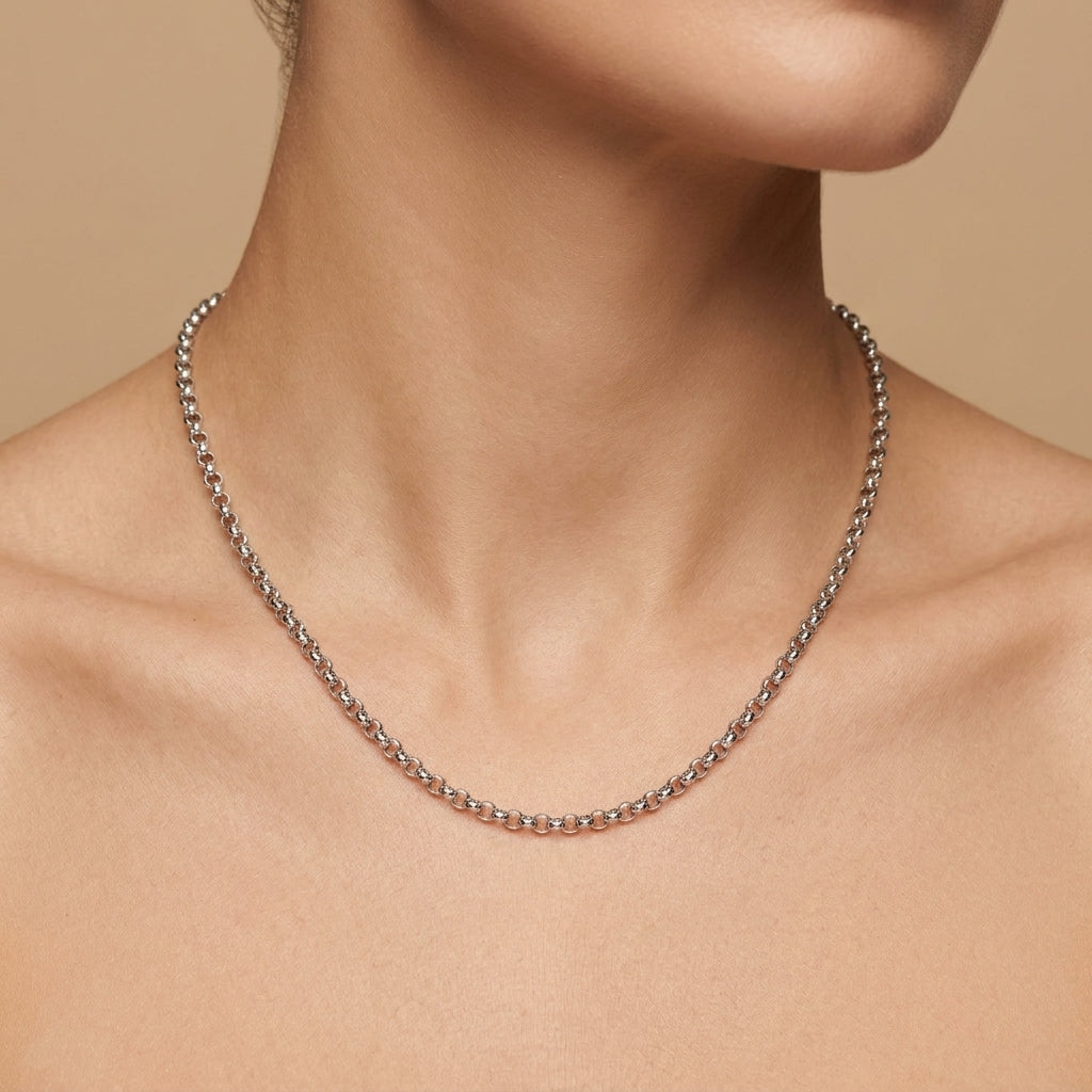 Chaîne fine en or blanc 18k - bijou porté par une mannequin