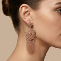 Boucles d'oreilles pendantes beldi losanges en or rose 18k serties, franges - bijou porté par une mannequin
