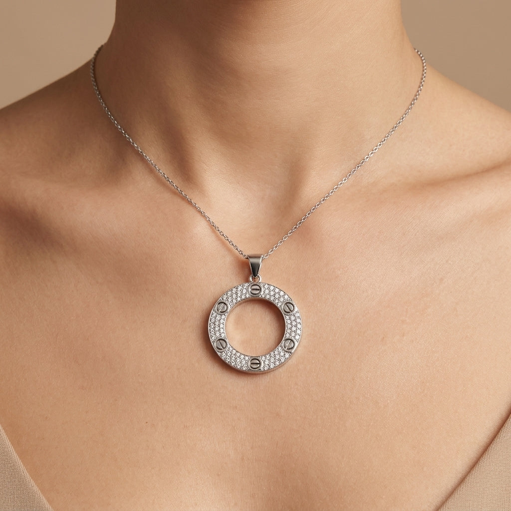 Pendentif cercle en or blanc 18k pavé de pierres, motif vis - bijou porté par une mannequin