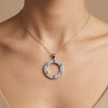 Pendentif cercle en or blanc 18k pavé de pierres, motif vis - bijou porté par une mannequin