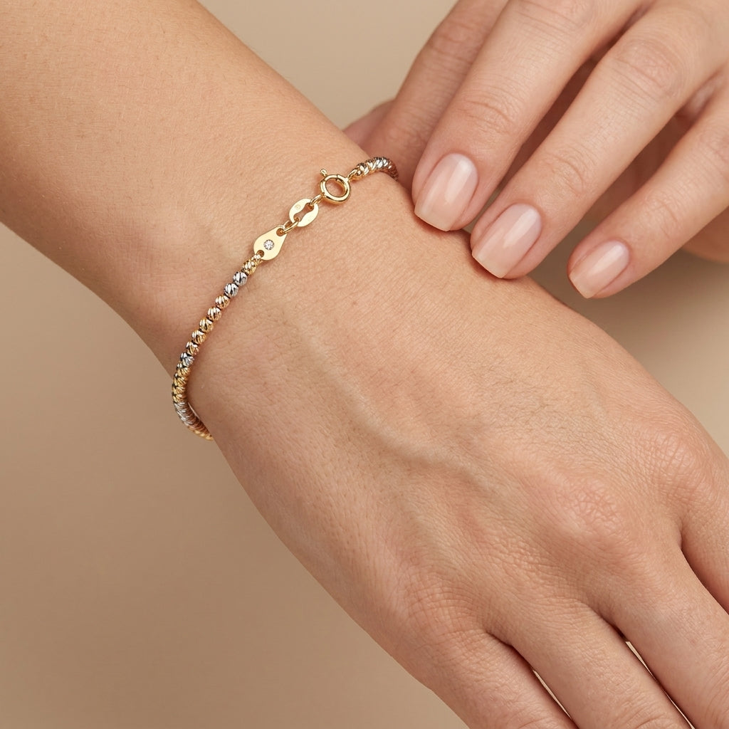 Bracelet boules facettées en or tricolore 18k - bijou porté par une mannequin